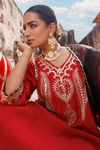 Bannhi By Priyanka Rathore_Red Chanderi Gota Patti V-neck Embroidered Kurta Pant Set _Online_at_Aza_Fashions