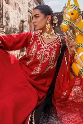 Buy_Bannhi By Priyanka Rathore_Red Chanderi Gota Patti V-neck Embroidered Kurta Pant Set _Online_at_Aza_Fashions
