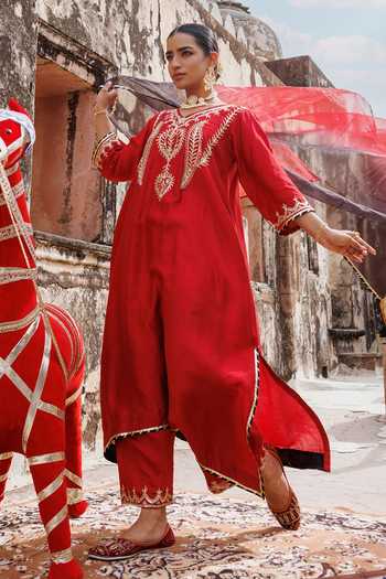 Shop_Bannhi By Priyanka Rathore_Red Chanderi Gota Patti V-neck Embroidered Kurta Pant Set _Online_at_Aza_Fashions