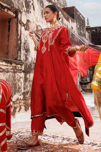 Bannhi By Priyanka Rathore_Red Chanderi Gota Patti V-neck Embroidered Kurta Pant Set _at_Aza_Fashions