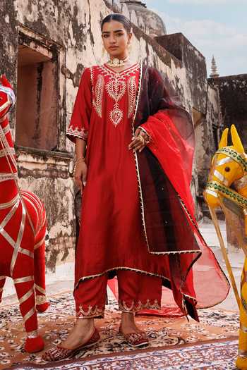 Buy_Bannhi By Priyanka Rathore_Red Chanderi Gota Patti V-neck Embroidered Kurta Pant Set _at_Aza_Fashions