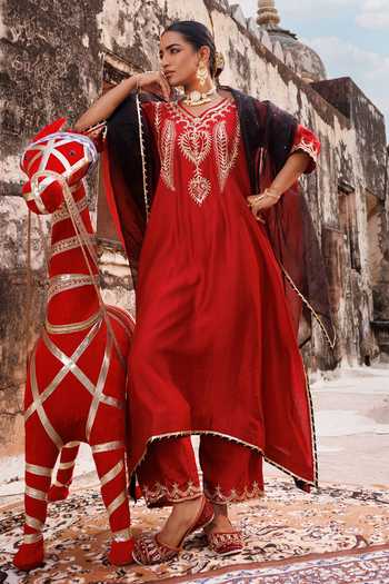 Buy_Bannhi By Priyanka Rathore_Red Chanderi Gota Patti V-neck Embroidered Kurta Pant Set 