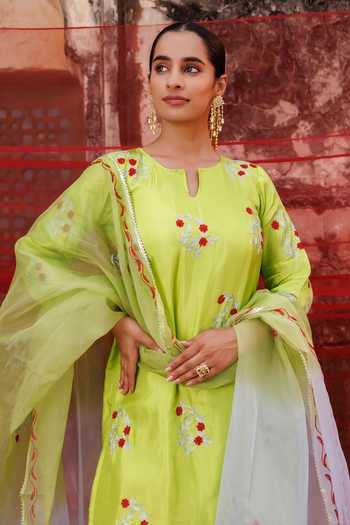 Shop_Bannhi By Priyanka Rathore_Green Silk Embroidery V-neck Floral Kurta Set _Online_at_Aza_Fashions