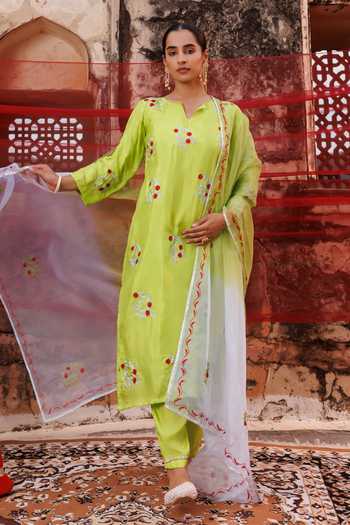 Shop_Bannhi By Priyanka Rathore_Green Silk Embroidery V-neck Floral Kurta Set 