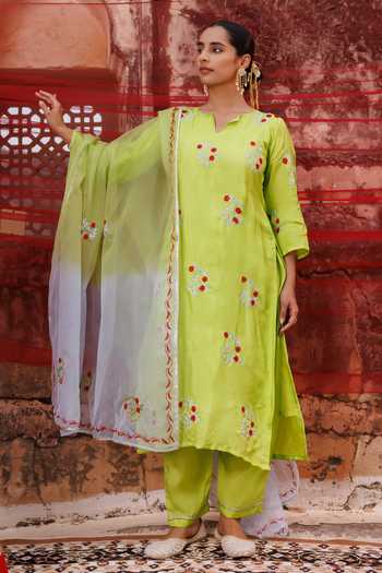 Bannhi By Priyanka Rathore_Green Silk Embroidery V-neck Floral Kurta Set _Online