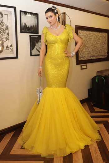 Buy_Itrh_Yellow Net Crystals Sweetheart Neck Daisy Fishcut Embellished Gown _at_Aza_Fashions