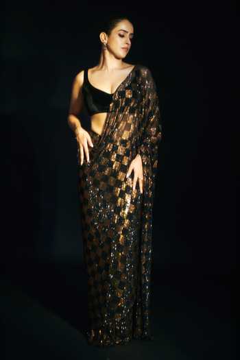 Shop_Itrh_Black Net Crystals V-neck Golden Nightfall Pre-draped Saree Set _at_Aza_Fashions