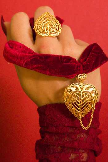 Buy_Manner_Gold Plated Rakaan Heart Carved Choker _at_Aza_Fashions