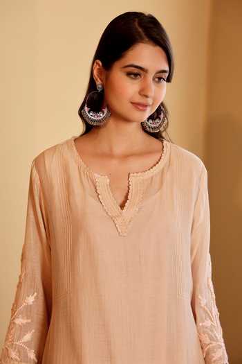 Sonali Methi_Pink Chanderi Embroidery V-neck Mul Crochetta Kurta Set _Online_at_Aza_Fashions