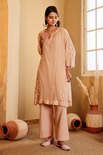 Buy_Sonali Methi_Pink Chanderi Embroidery V-neck Mul Crochetta Kurta Set _at_Aza_Fashions