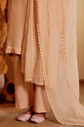 Buy_Sonali Methi_Pink Chanderi Embroidery V-neck Mul Crochetta Kurta Set 
