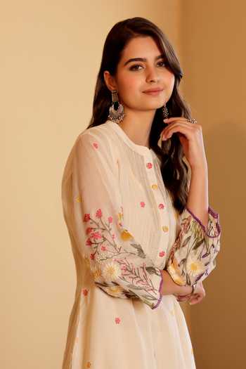 Sonali Methi_Off White Chanderi Embroidery Mandarin Collar Mul Thread Work Kurta And Pant Set _Online_at_Aza_Fashions