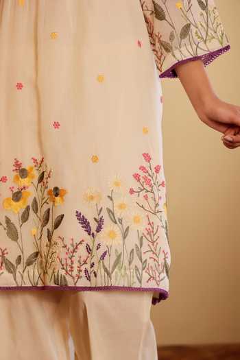 Sonali Methi_Off White Chanderi Embroidery Mandarin Collar Mul Thread Work Kurta And Pant Set _at_Aza_Fashions