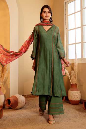 Buy_Sonali Methi_Green Chanderi Embroidery V-neck Kurta Set With Crochetta Work Dupatta _at_Aza_Fashions