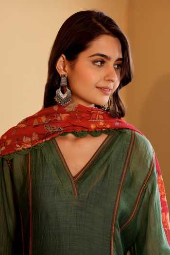 Sonali Methi_Green Chanderi Embroidery V-neck Kurta Set With Crochetta Work Dupatta _Online_at_Aza_Fashions