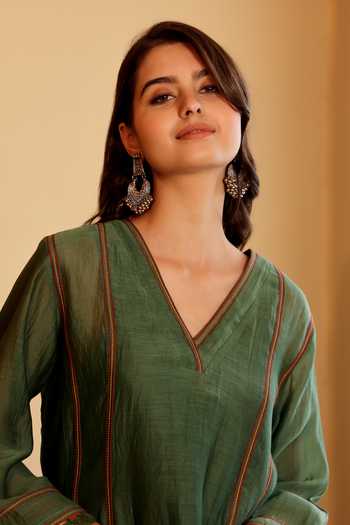 Shop_Sonali Methi_Green Chanderi Embroidery V-neck Kurta Set With Crochetta Work Dupatta _Online_at_Aza_Fashions