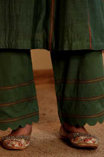 Sonali Methi_Green Chanderi Embroidery V-neck Kurta Set With Crochetta Work Dupatta _at_Aza_Fashions