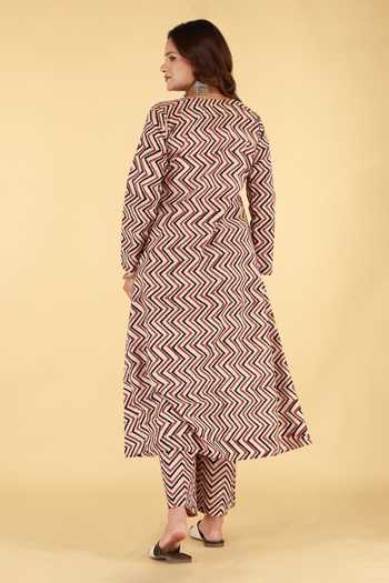 Shop_Kalakaari By Sagarika_Black Cotton V-neck Chevron Print Kurta And Palazzo Set _at_Aza_Fashions