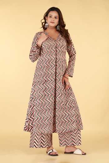 Buy_Kalakaari By Sagarika_Black Cotton V-neck Chevron Print Kurta And Palazzo Set _at_Aza_Fashions