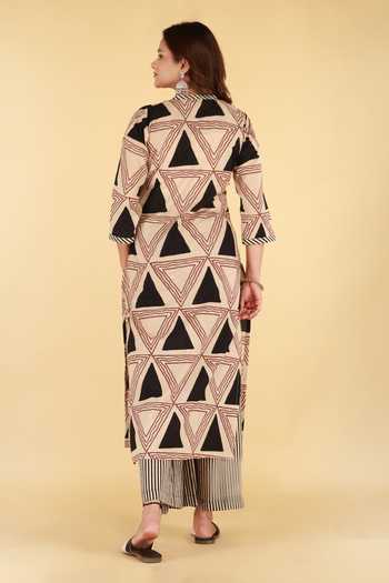 Shop_Kalakaari By Sagarika_Red Cotton V-neck Geometric Print Kurta And Palazzo Set _at_Aza_Fashions