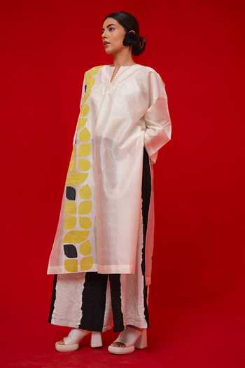 Shop_Stoique_Black Silk, Chanderi Split V-neck Align Colorblock Kurta _Online_at_Aza_Fashions