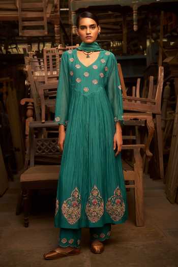 Buy_Hirika & Dhruti_Aqua Chanderi Embroidery V-neck Marodi Butti Kurta Set _at_Aza_Fashions