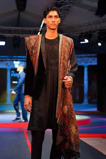 Buy_House Of Three_Black Silk, Cotton, Chanderi Embroidery Chikankari Arsalan Kurta _at_Aza_Fashions