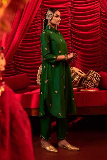 Shop_Alam By Tulsi Patel_Emerald Green Silk Embroidery, Zari Cowl Neck Banhi Kurta And Pant Set _at_Aza_Fashions