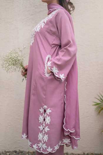 Daljit Sudan_Pink Cotton, Organza Embroidery V-neck, Yes Bodice Kurta Set _Online_at_Aza_Fashions