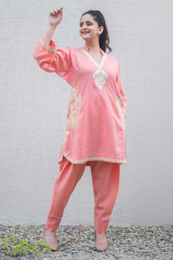 Buy_Daljit Sudan_Peach Cotton Embroidery V-neck Placed Kurta And Pant Set _at_Aza_Fashions