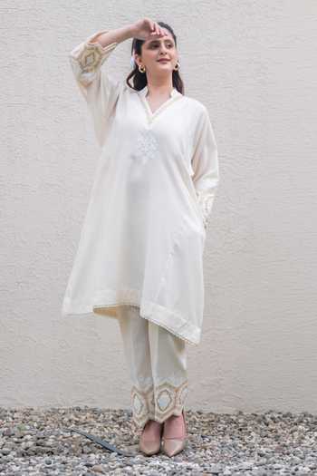 Buy_Daljit Sudan_Off White Cotton Embroidery V-neck, Yes Kurta And Pant Set _at_Aza_Fashions