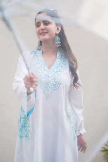 Daljit Sudan_White Cotton Embroidery V-neck Floral Pattern Kurta And Pant Set _Online_at_Aza_Fashions