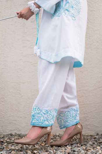 Shop_Daljit Sudan_White Cotton Embroidery V-neck Floral Pattern Kurta And Pant Set 