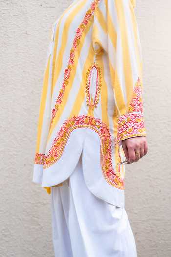 Daljit Sudan_Yellow Cotton Embroidery Collared Stripe Pattern Kurta Set _Online