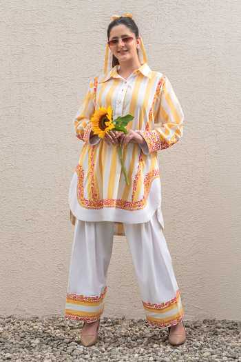 Daljit Sudan_Yellow Cotton Embroidery Collared Stripe Pattern Kurta Set 