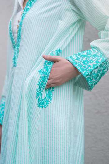 Daljit Sudan_Teal Cotton Embroidery Split V-neck Light Striped Phiran Kurta Set _Online