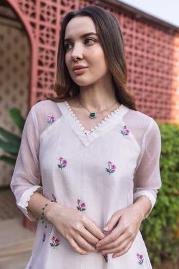 ASRUMO_Off White Cotton, Kota Doria Embroidery V-neck Floral Motif Kurta Set _Online_at_Aza_Fashions