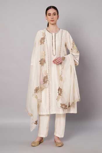 Buy_Doux Amour_Ivory Chanderi Round Neck Breeze Trail Floral Embroidered Kurta Set _at_Aza_Fashions