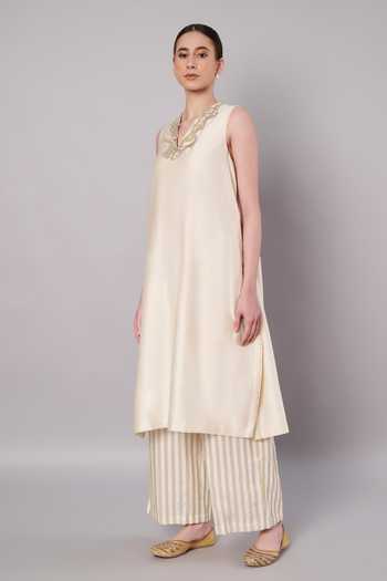 Doux Amour_Ivory Chanderi, Tissue V-neck, Yes Bloom Embroidered Kurta And Pant Set _Online_at_Aza_Fashions