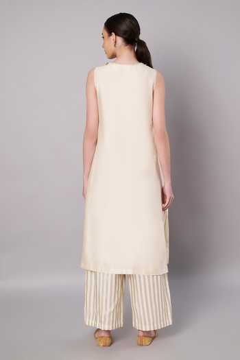 Shop_Doux Amour_Ivory Chanderi, Tissue V-neck, Yes Bloom Embroidered Kurta And Pant Set _at_Aza_Fashions