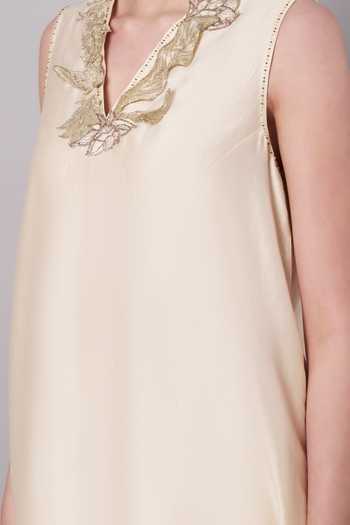 Shop_Doux Amour_Ivory Chanderi, Tissue V-neck, Yes Bloom Embroidered Kurta And Pant Set _Online_at_Aza_Fashions