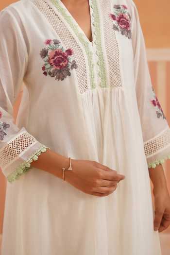 Buy_OMI_Ivory Chanderi, Cotton Satin Embroidery V-neck, Yes Mul Kurta Set 