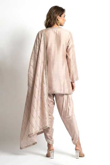 Shop_Basanti Kapde aur Koffee_Beige Chanderi V-neck, Yes Lace Embroidered Kurta Set _at_Aza_Fashions