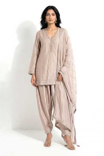 Buy_Basanti Kapde aur Koffee_Beige Chanderi V-neck, Yes Lace Embroidered Kurta Set _at_Aza_Fashions
