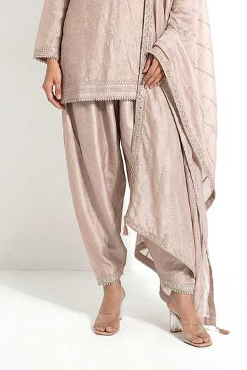 Basanti Kapde aur Koffee_Beige Chanderi V-neck, Yes Lace Embroidered Kurta Set _Online_at_Aza_Fashions