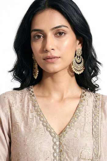 Buy_Basanti Kapde aur Koffee_Beige Chanderi V-neck, Yes Lace Embroidered Kurta Set _Online_at_Aza_Fashions