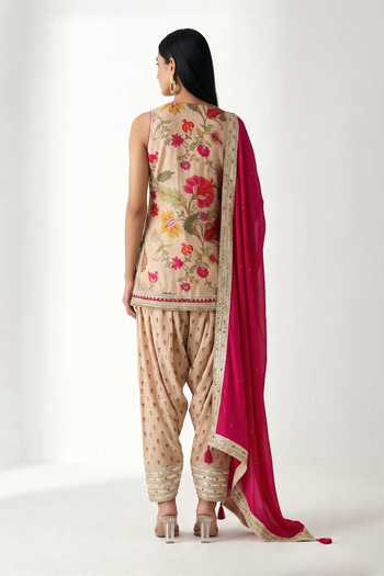 Shop_Basanti Kapde aur Koffee_Pink Organza, Muslin V-neck Floral Print Kurta Set  _at_Aza_Fashions