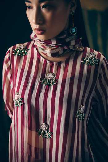 EASE_White Organza Brooches, Tassels Puka Stripe Print Kurta Set _Online_at_Aza_Fashions