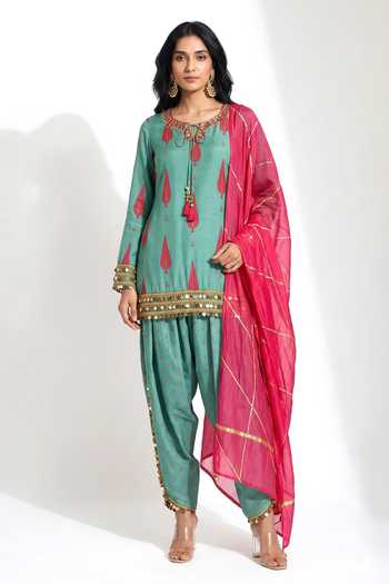 Buy_Basanti Kapde aur Koffee_Green Muslin Round Neck, Yes Motif Pattern Kurta And Tulip Pant Set _at_Aza_Fashions