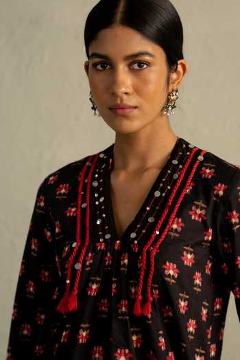 Buy_Charkhee_Black Cotton, Chanderi V-neck Phool Print Kurta Set _Online_at_Aza_Fashions